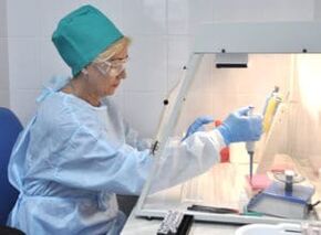 Provođenje testa stolice za jaja helminta